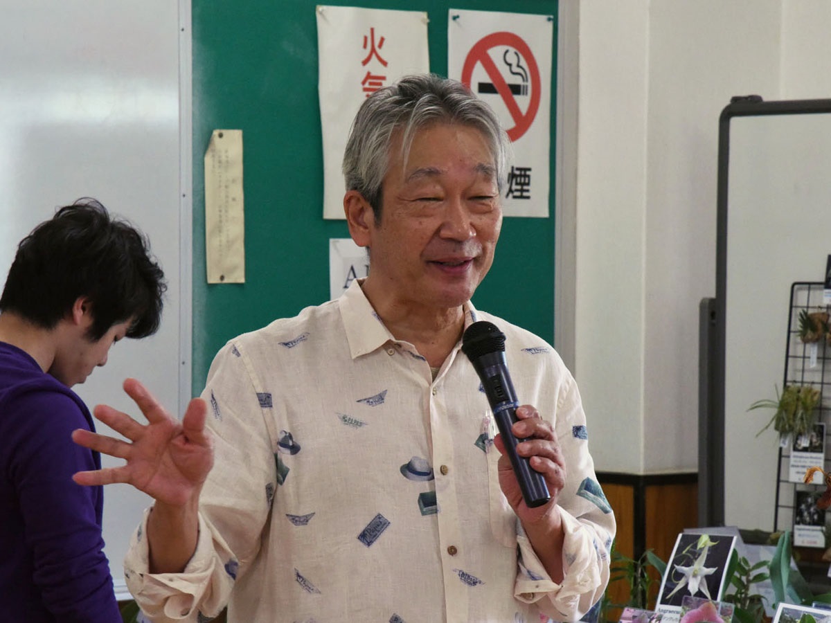 新宿御苑らん展の説明をする唐木氏