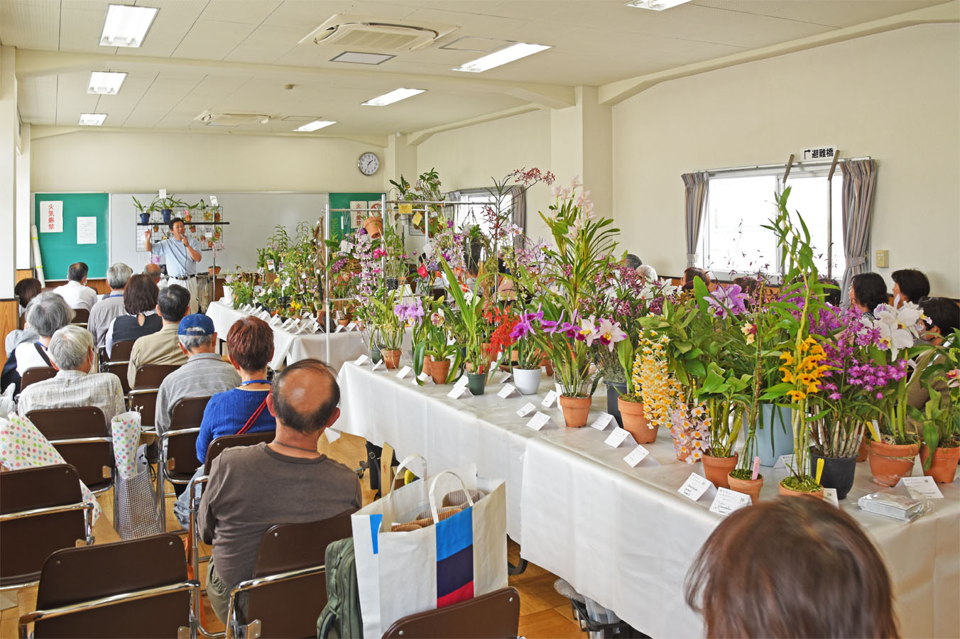 河村氏の講演を聴く会員たち