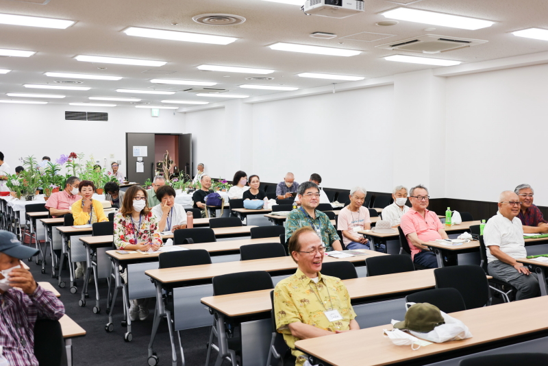 広い会場の例会