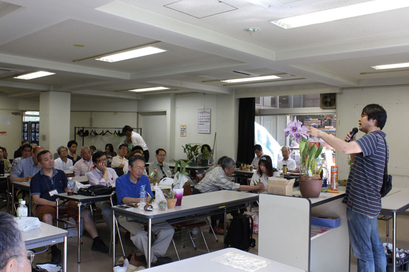 大場文雄氏（大場オーキッド）による花の仕立て方の講義