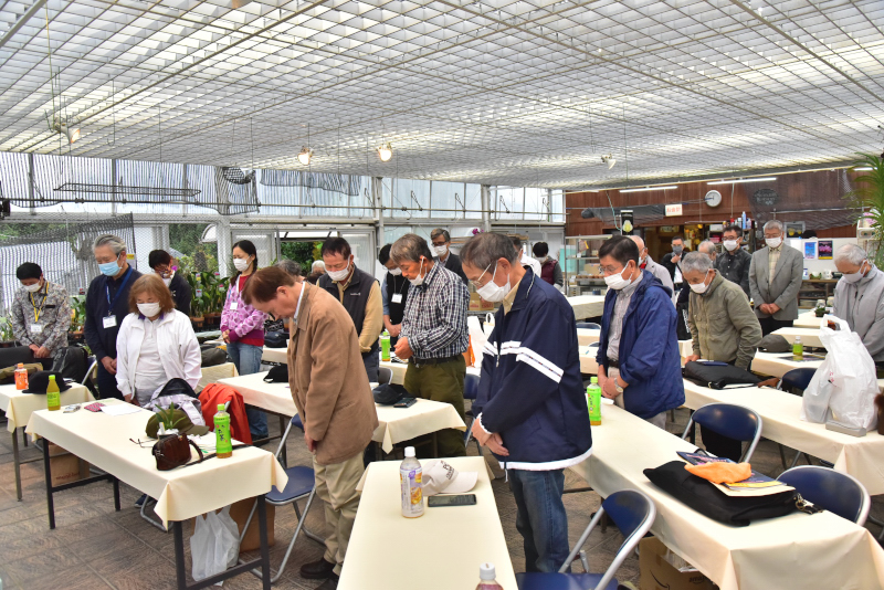 亡き山谷名誉会長に黙祷をささげる