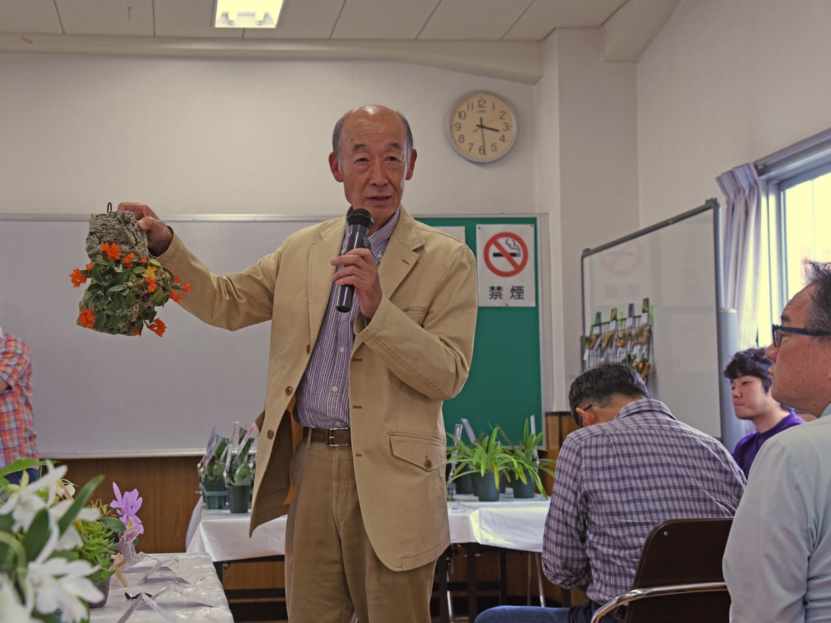 入賞花の解説をする里見氏