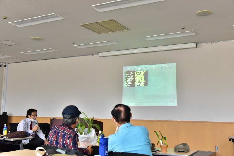 JOGA入賞花の解説をする合田氏