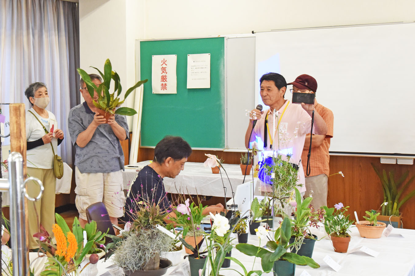 株市で花の説明をする冨澤氏