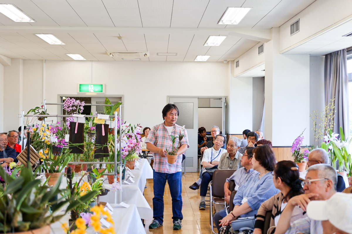 榊原氏による展示花解説