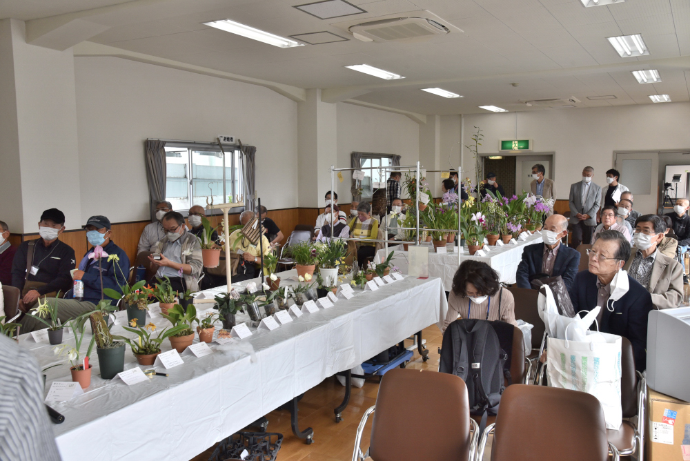 開会を待つ会場
