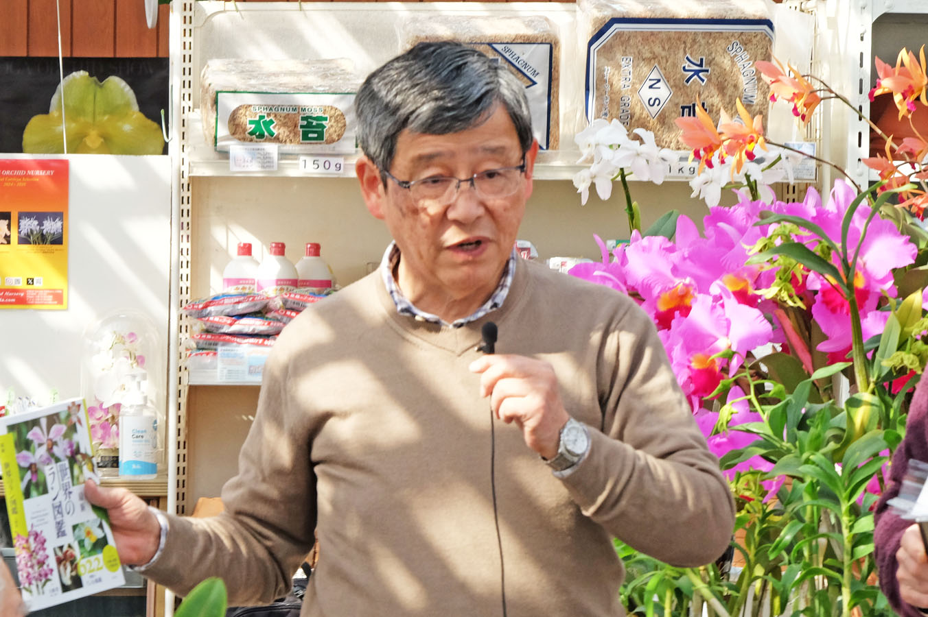 総務の連絡をする菅谷氏