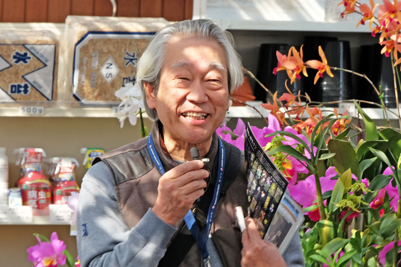 バス旅行の説明をする唐木氏