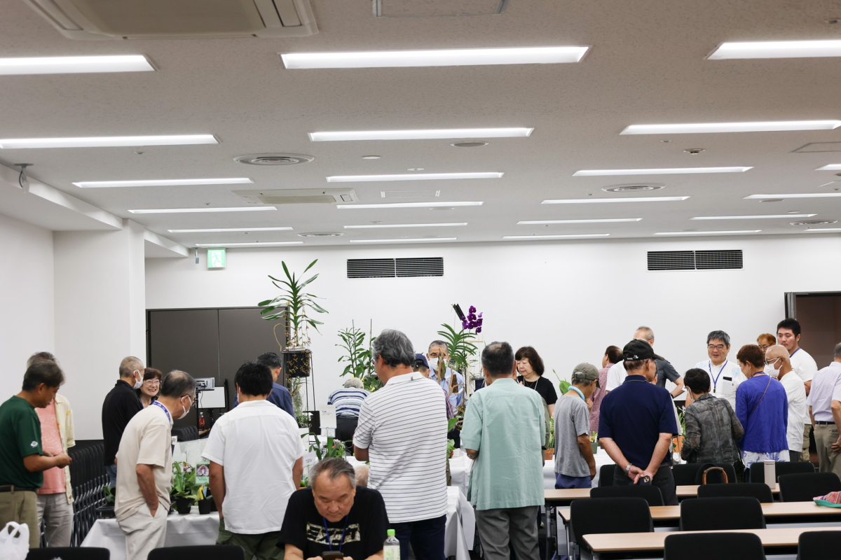 展示コーナー囲んで