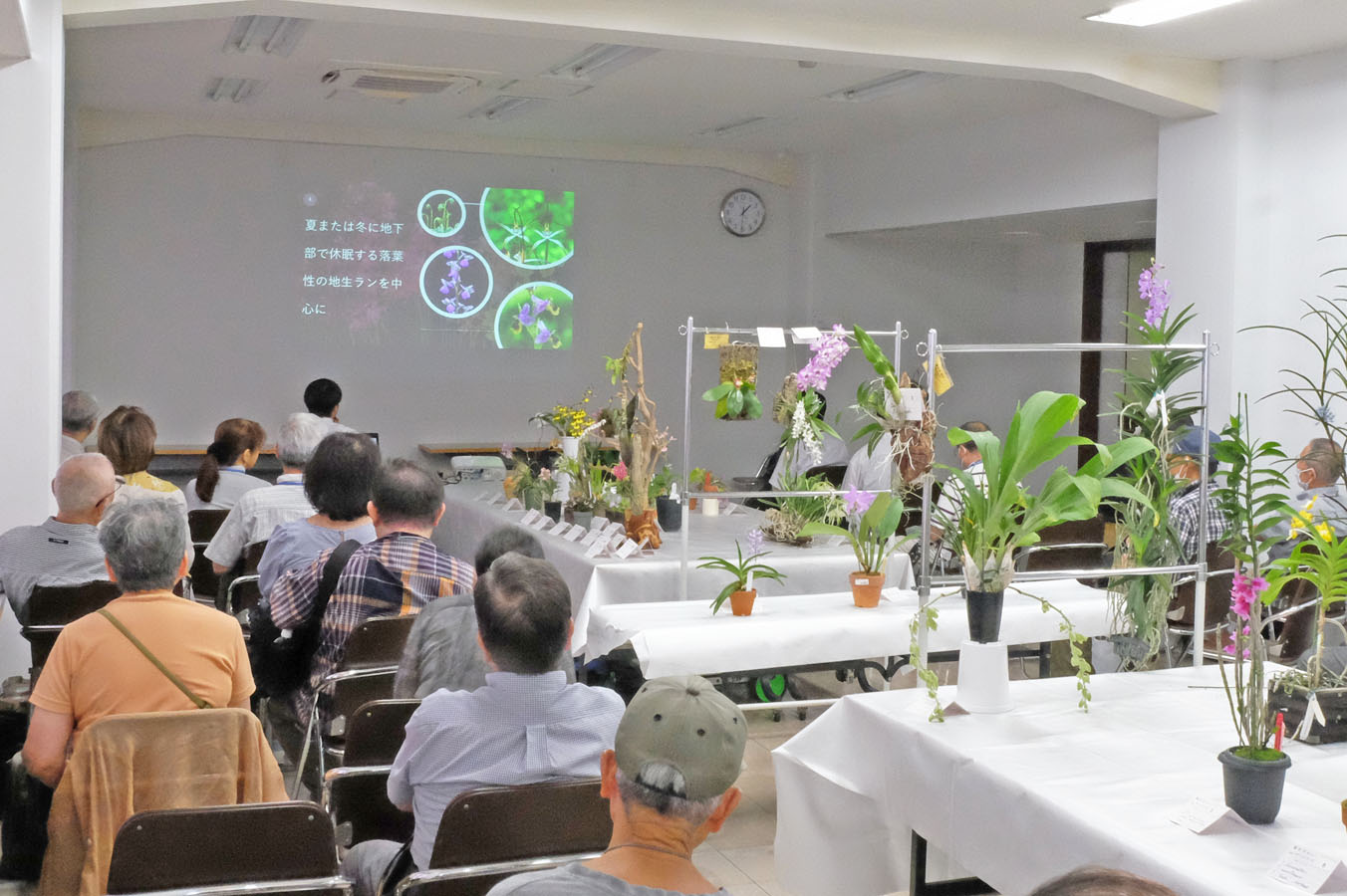 講演を聞く会員たち