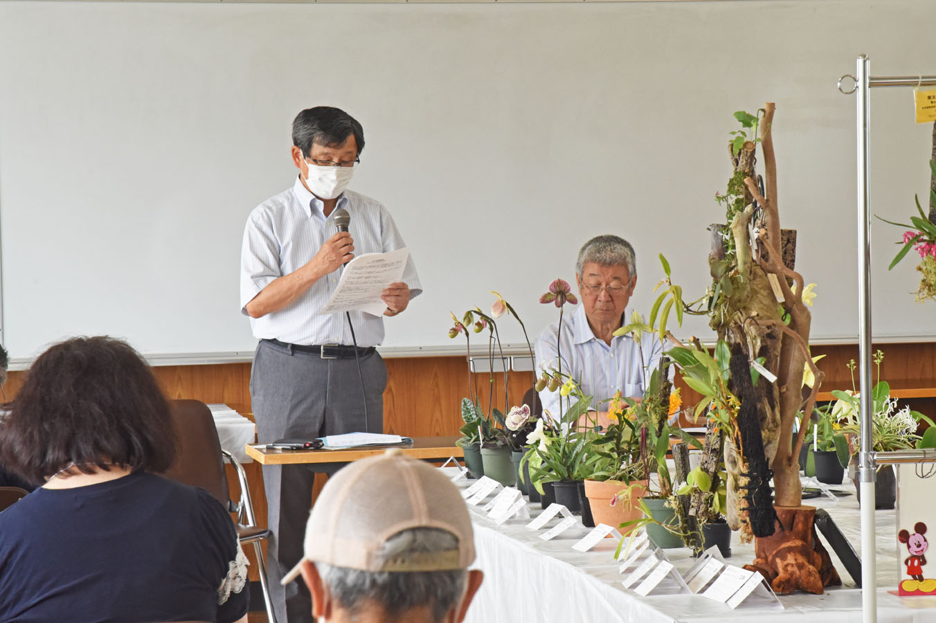 総会の司会をする菅谷総務委員長