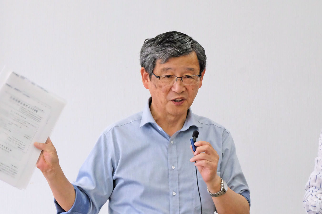 総務の連絡事項を伝える菅谷氏